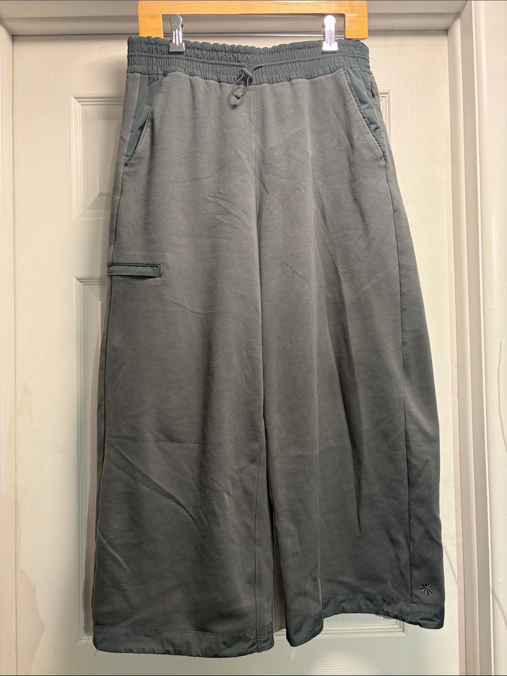 Athleta Triumph Hybrid Wide Crop Pants Size MT